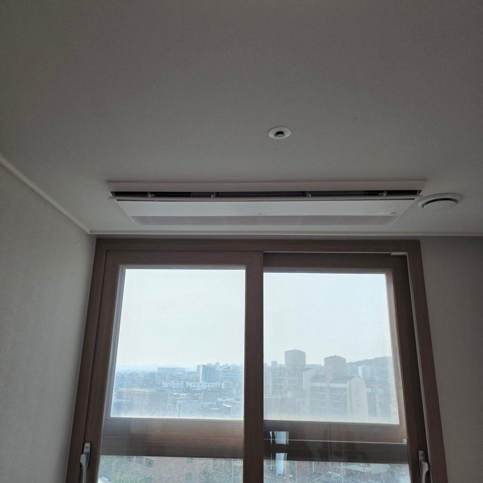 도시 건물이 반사된 창호와 천장 벽면