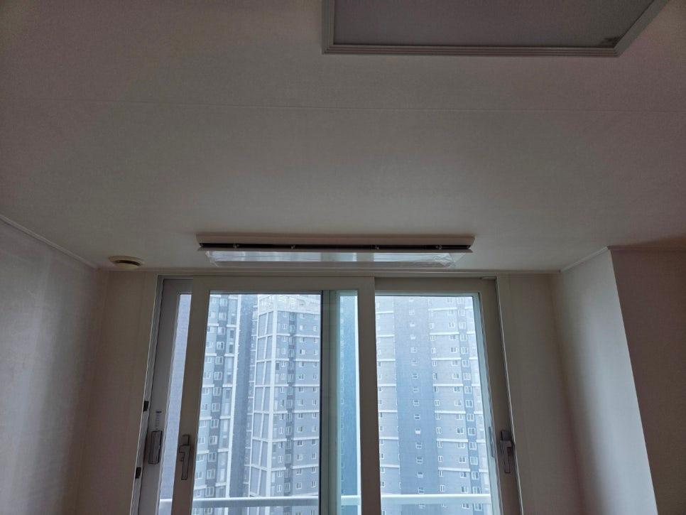 천장과 벽면, 창호가 만나는 지점의 근접 모습