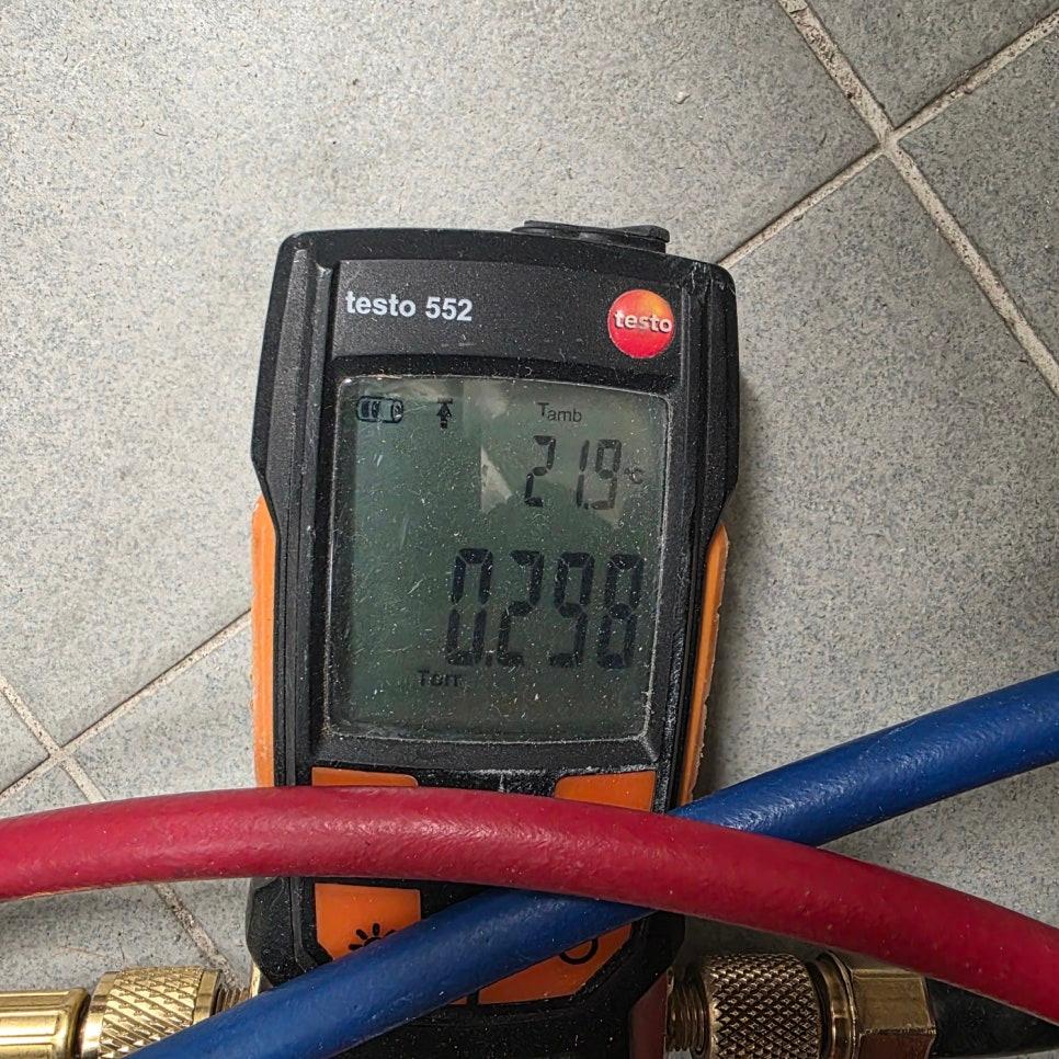 테스토 552 측정기와 연결된 호스