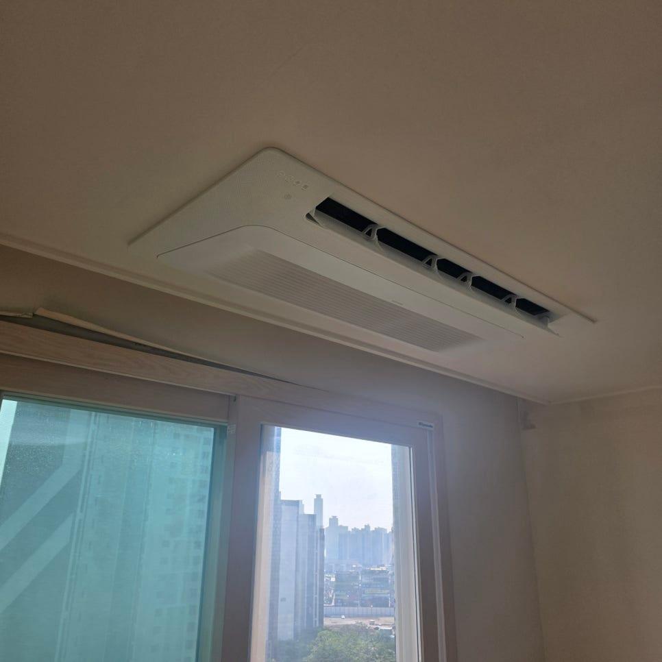 천장에 고정된 공기 조절 장치와 창문