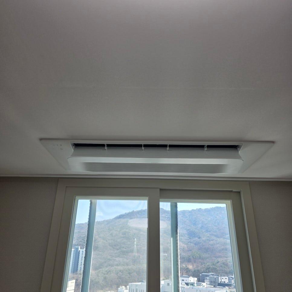 천장 공기 순환기와 창문이 보이는 모습