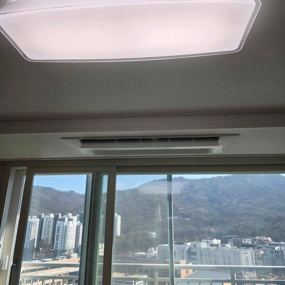 천장 조명과 공기 순환기, 창밖 풍경이 보이는 샷