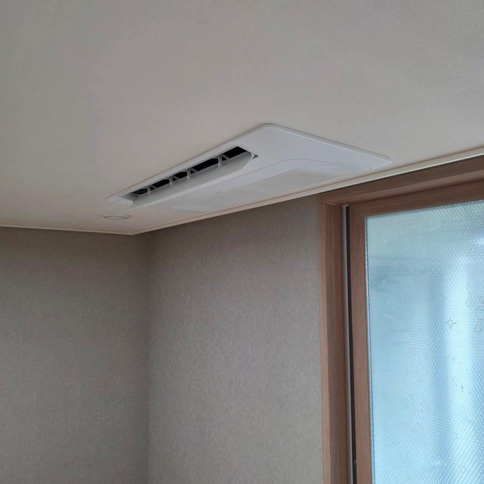 베이지색 벽지와 조화를 이루는 천장 공기순환기