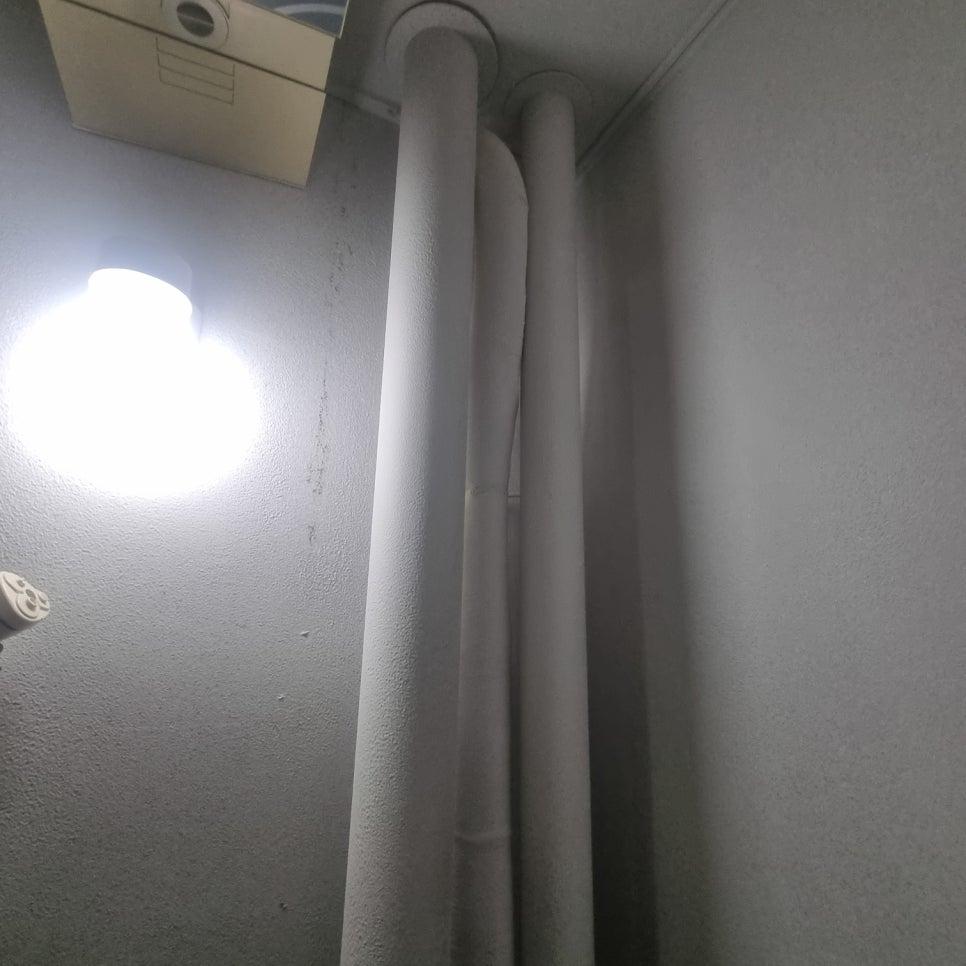 벽면과 천장을 따라 설치된 백색 배관