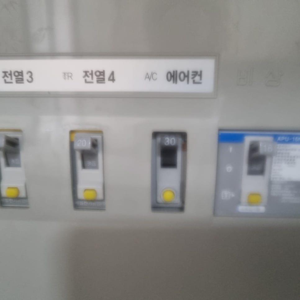 벽면에 설치된 전열 관련 장치 세부 모습