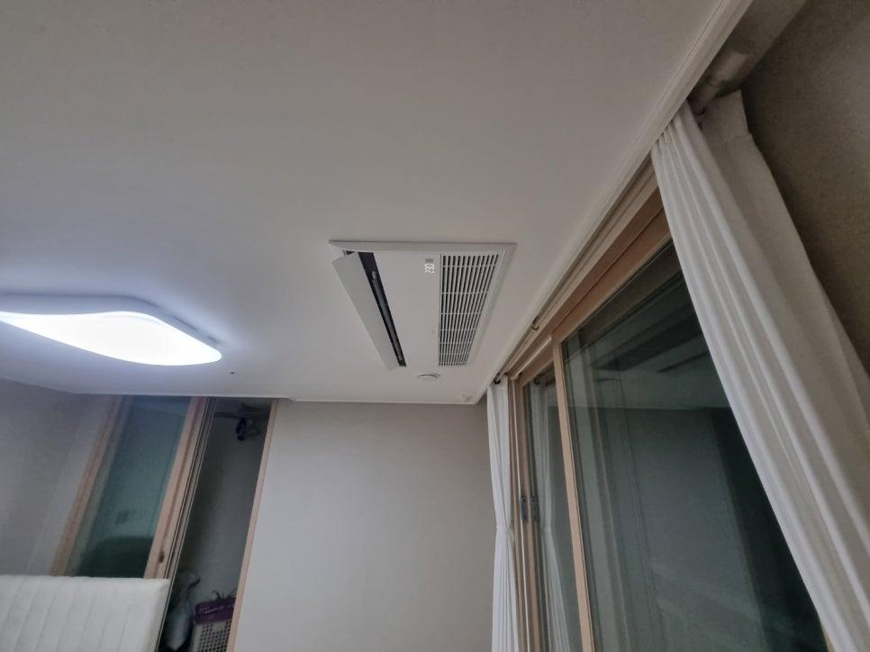 타원형 조명과 천장 공기 조절 장치가 설치된 모습