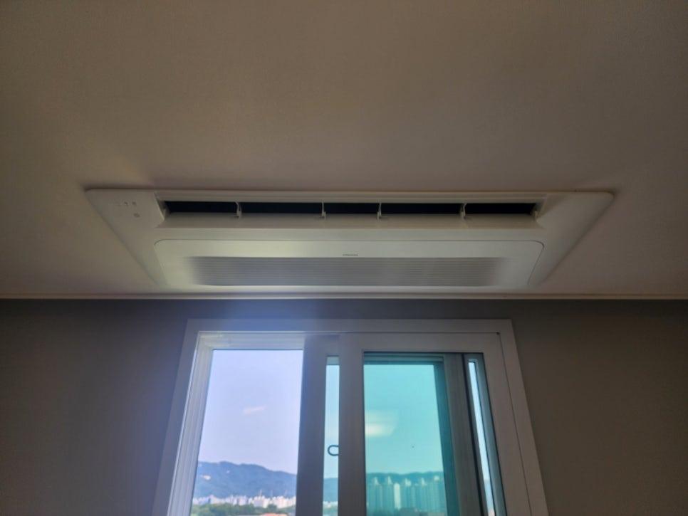 창문과 천장 공기 조절 장치가 보이는 모습