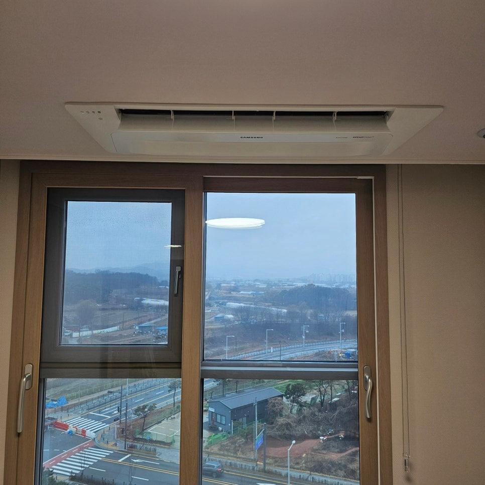 창문과 벽면이 보이는 실내 공간의 완성 모습