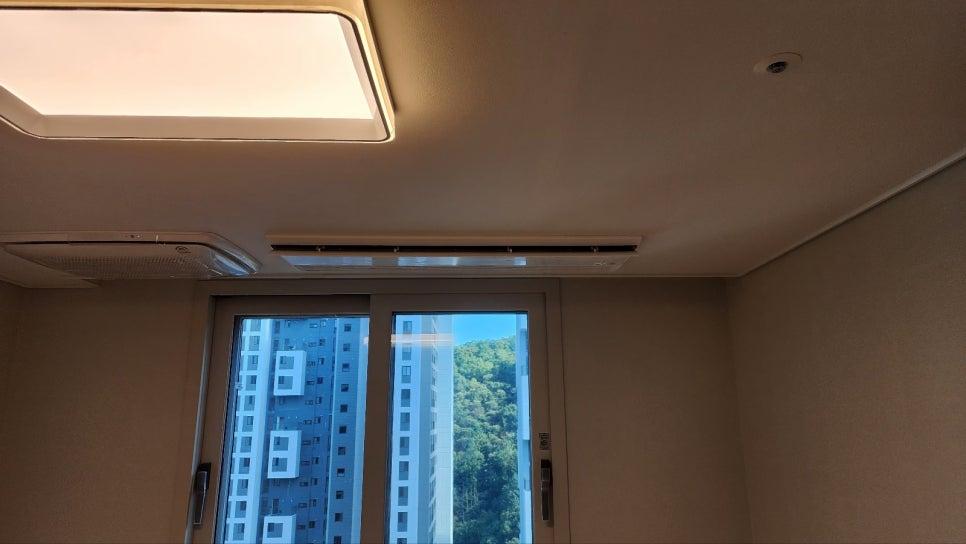 천장 조명과 공기순환기가 설치된 창가