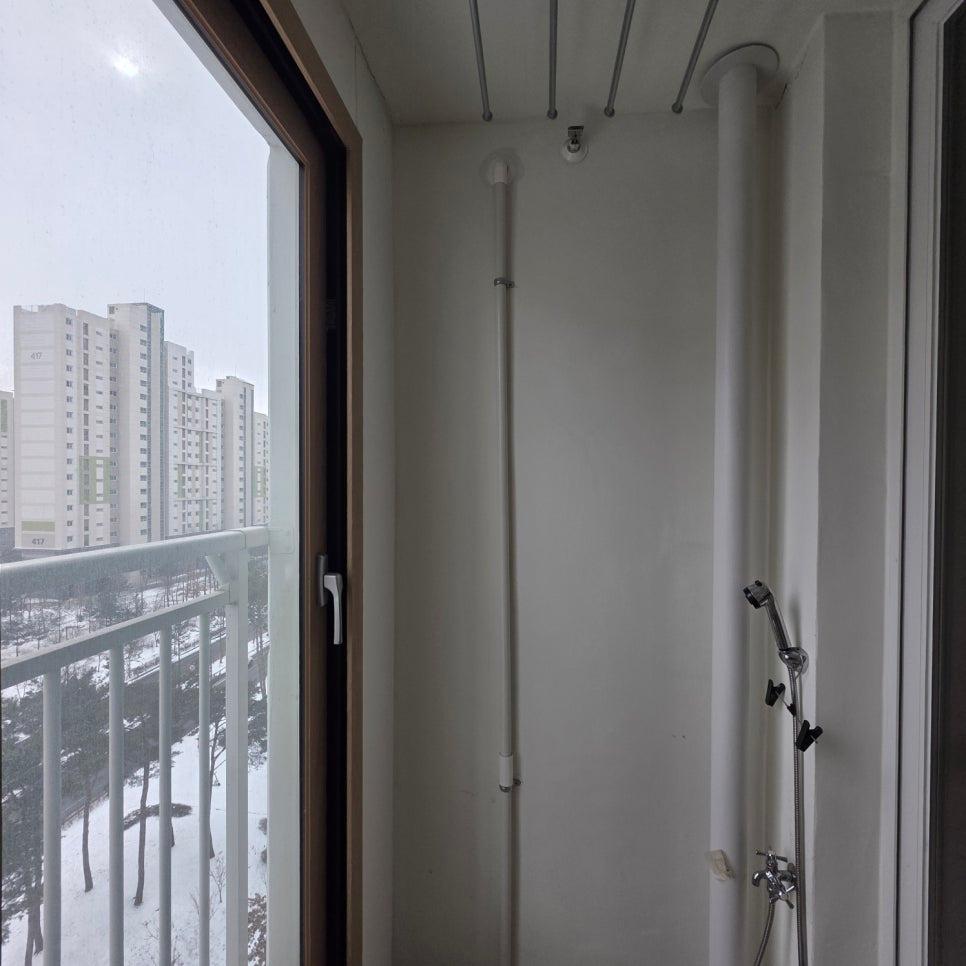 흰색 PVC 배관이 설치된 발코니 공간