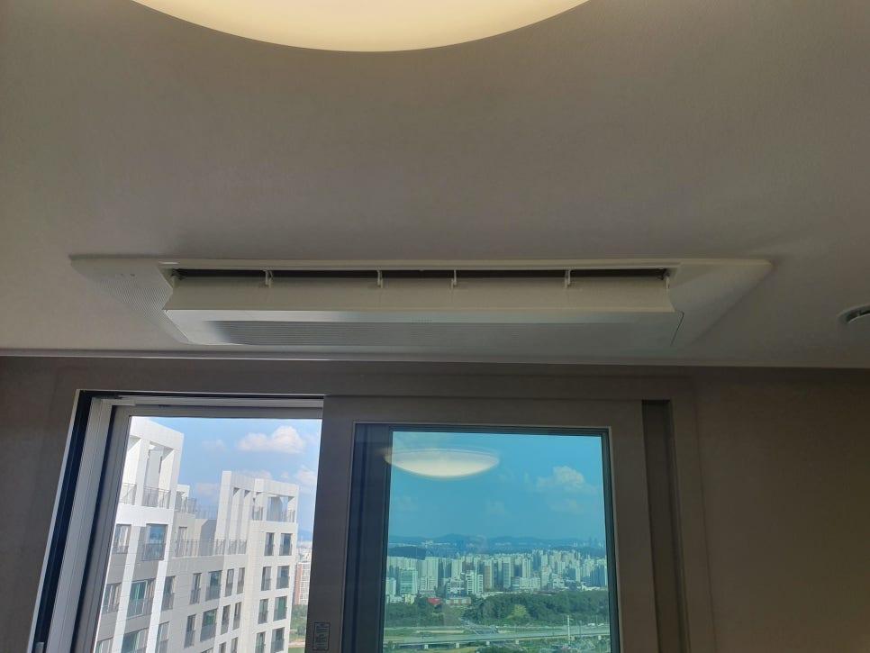 점검 중인 전등 조명 기구