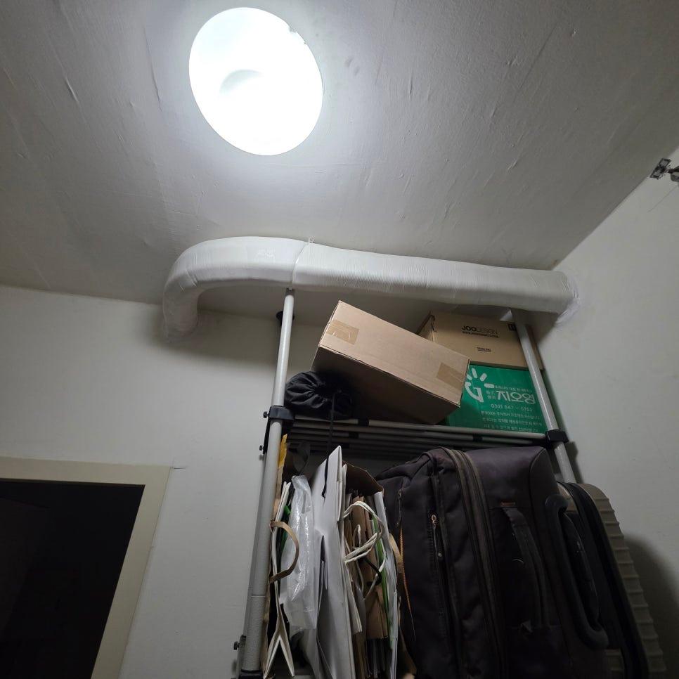 흰색 보온재로 감싼 배관과 천장 조명