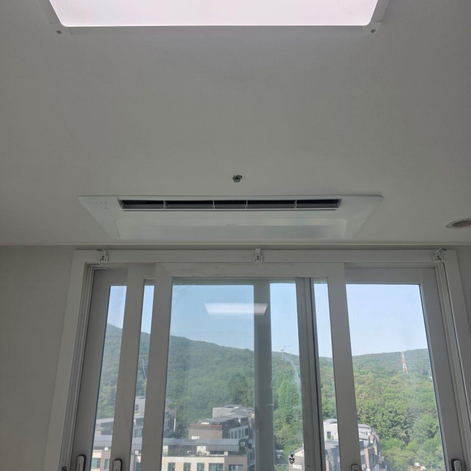 깔끔하게 정돈된 시스템에어컨 패널
