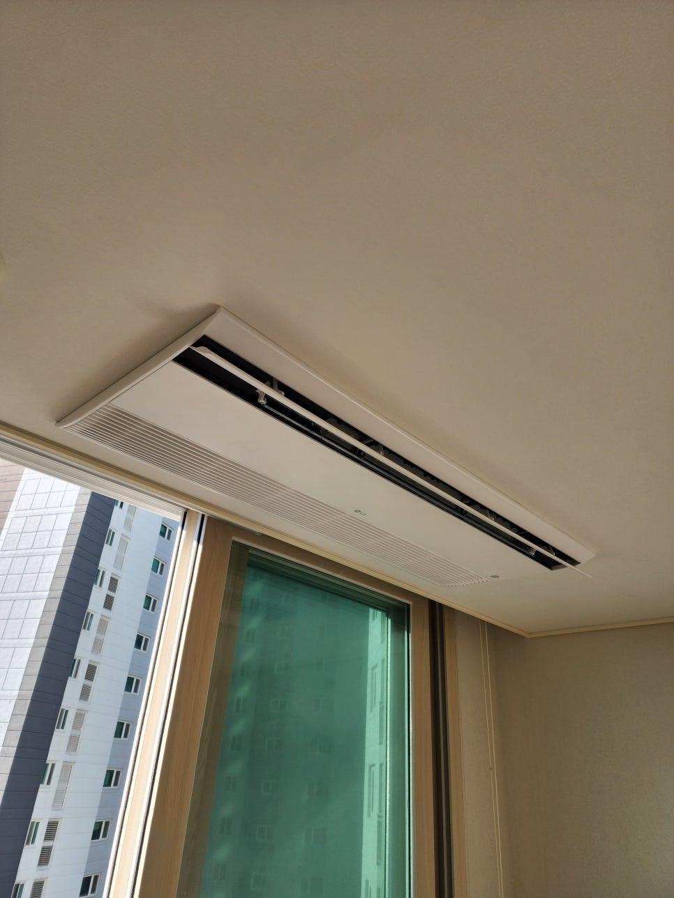 흰색 천장에 공기순환기가 설치되는 과정