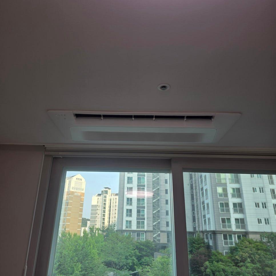 천장 공기순환기와 외부 건물 모습