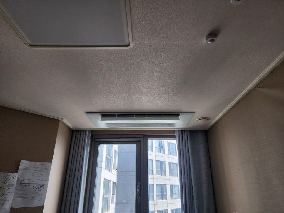 오염이 보이지 않는 벽과 바닥 표면