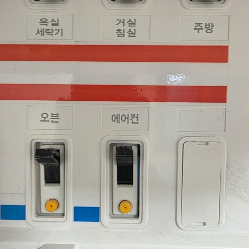 확정할 수 있는 세부 설비가 없는 욕실 장면