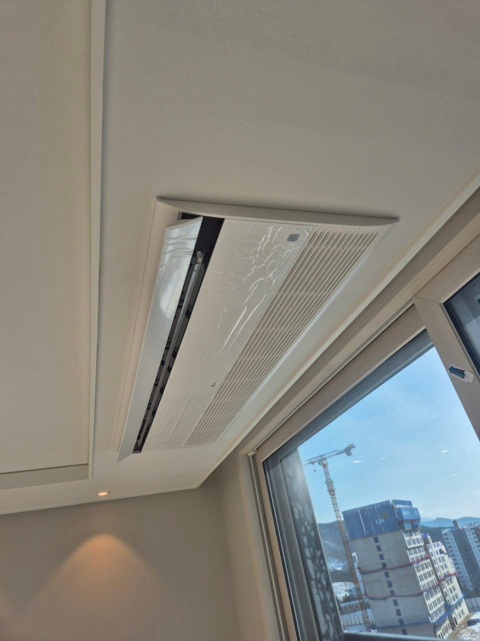 천장 공기청정기와 창문이 보이는 공간