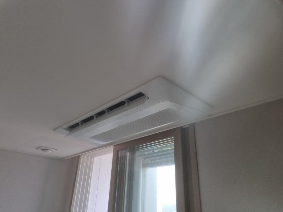 천장 공기 순환기와 벽면이 보이는 실내