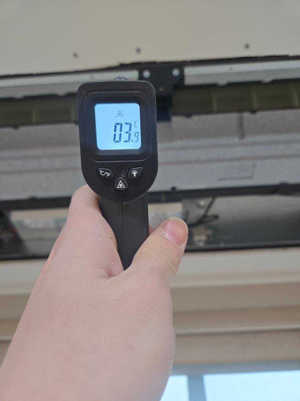 03.9℃가 표시된 열화상 카메라 디스플레이