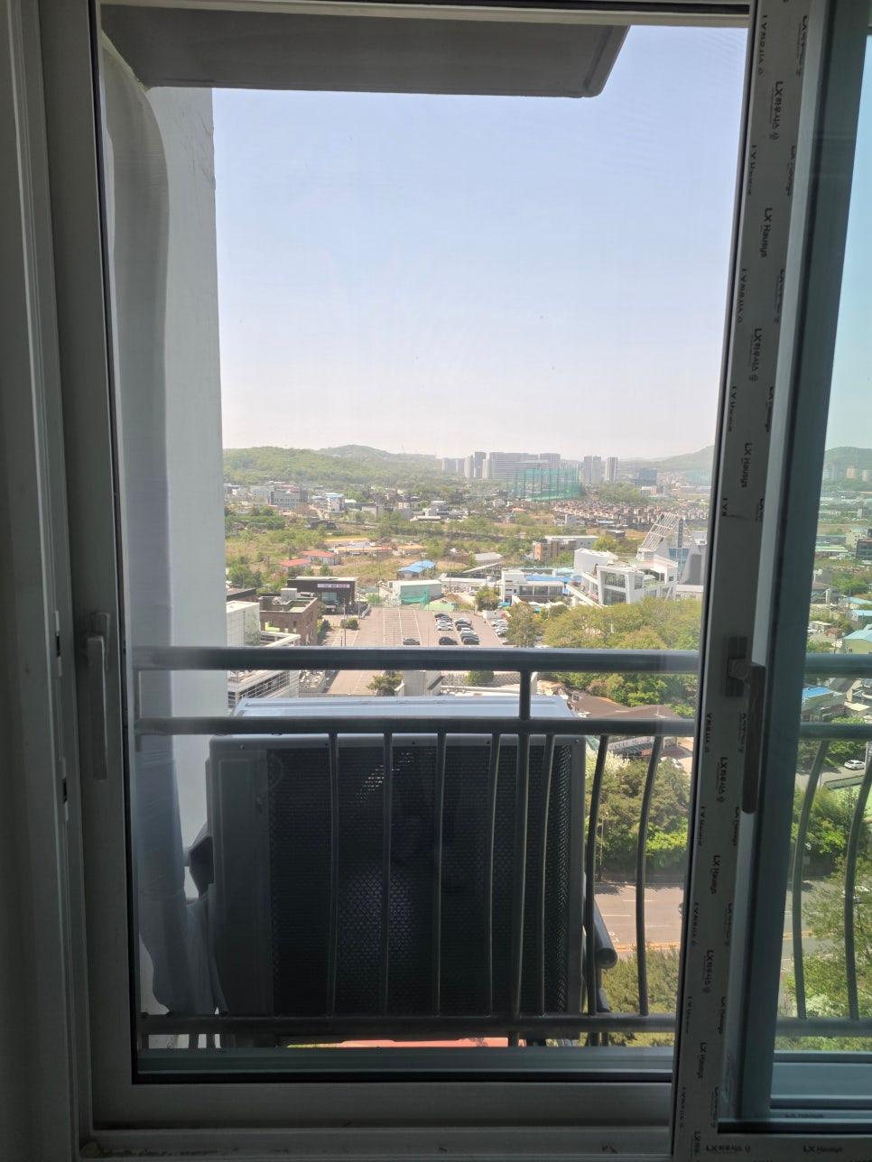 외부 배관 연결 상태를 점검하는 발코니 구간