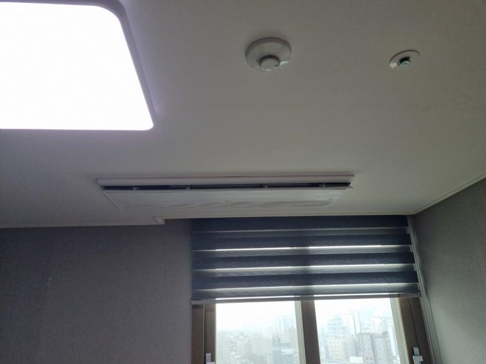 회색 벽면과 천장에 설치된 에어컨 기기
