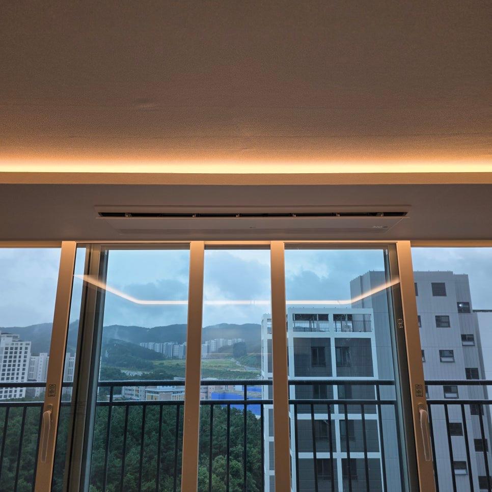 금색 프레임 창호와 LED 조명이 설치된 천장