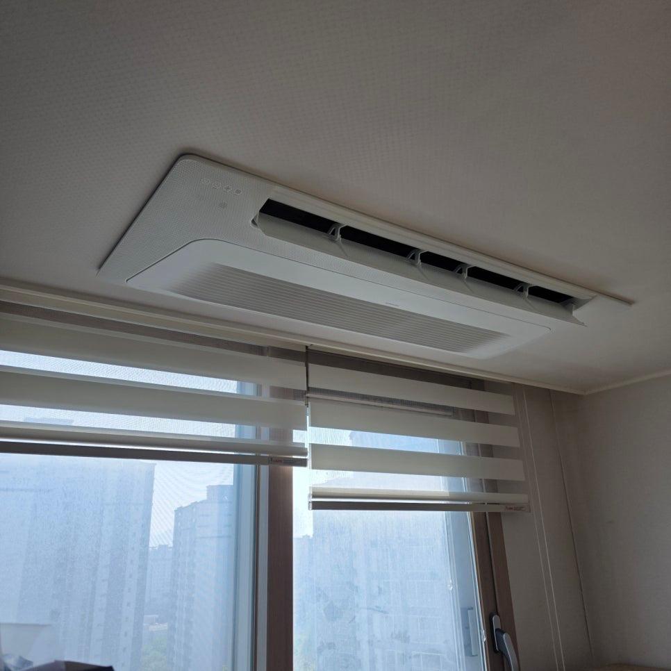 천장 에어컨과 블라인드가 설치된 창호