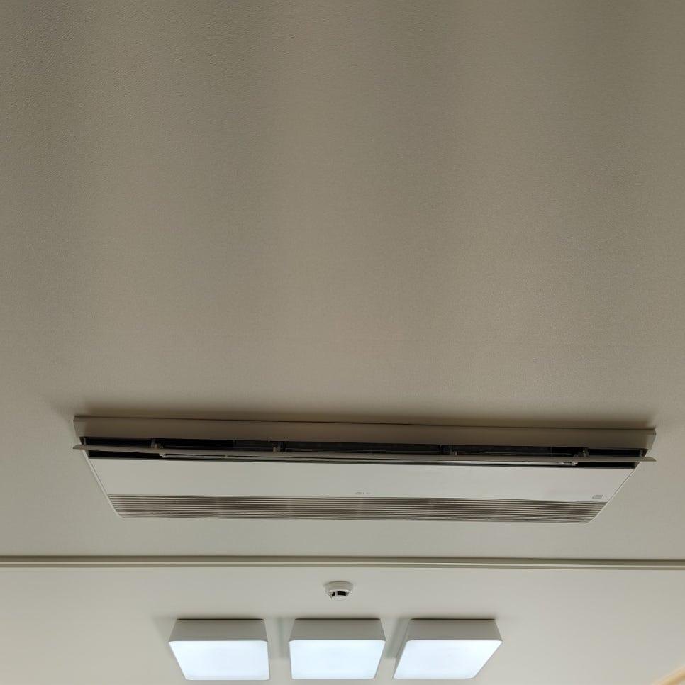 직사각형 조명과 함께 배치된 천장 기기