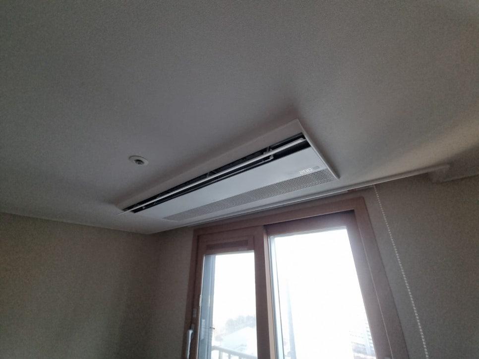 천장 공기 조절 장치와 창문이 보이는 모습