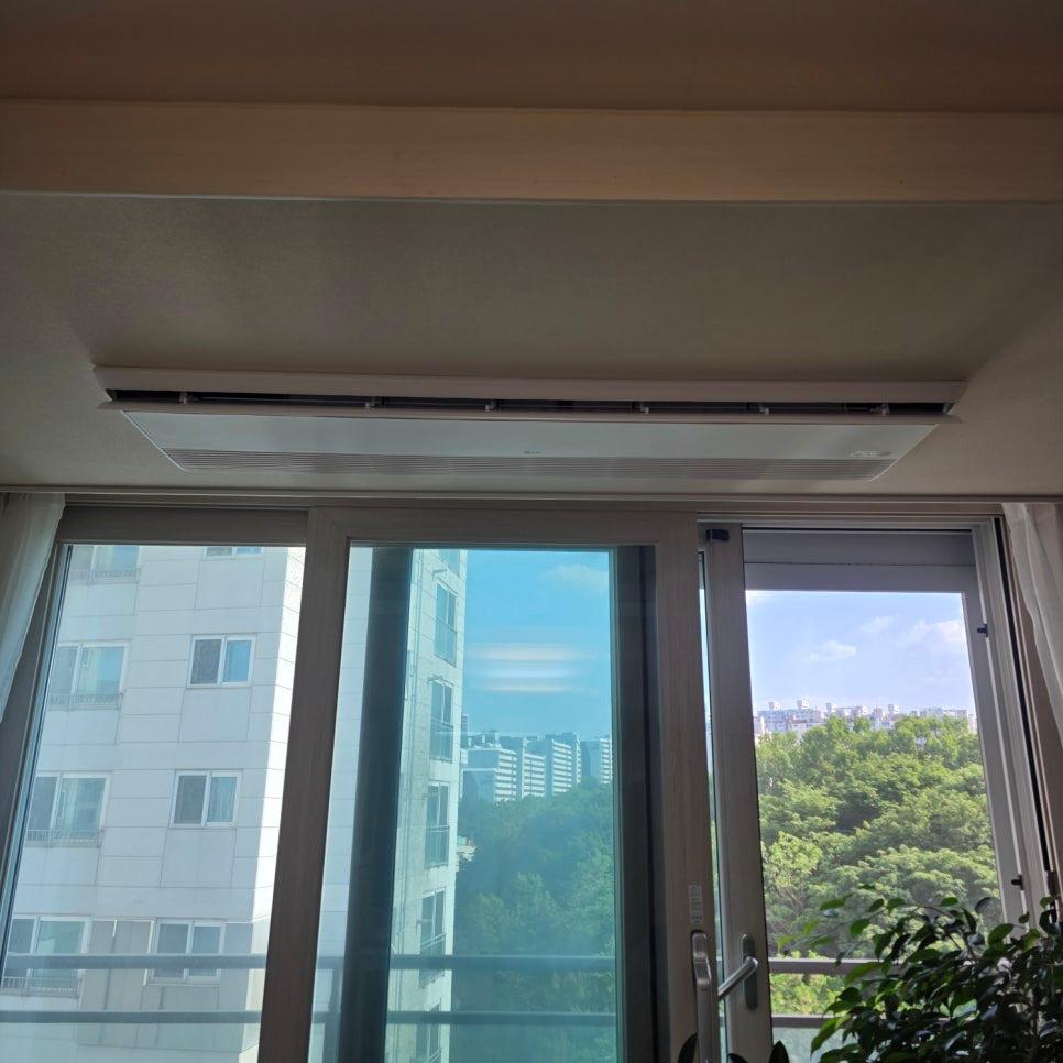 창밖 풍경과 어우러진 깨끗한 에어컨 설치 완료