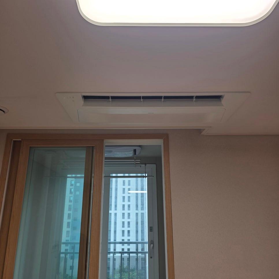 라운드형 조명과 공기순환기가 설치된 천장
