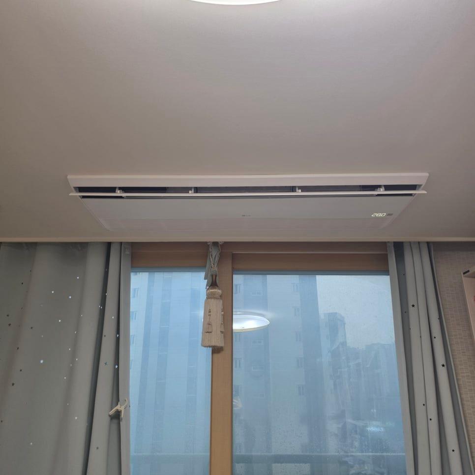 창문 근처 천장에 설치된 실내기