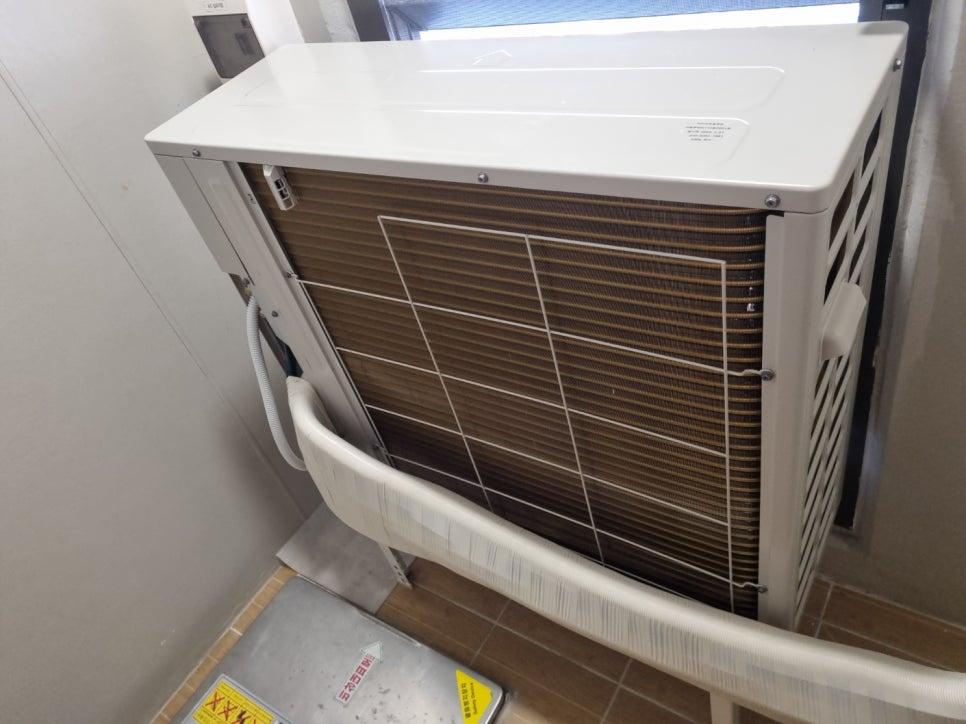 흰색 벽지로 마감된 에어컨 설치 벽면 근접샷