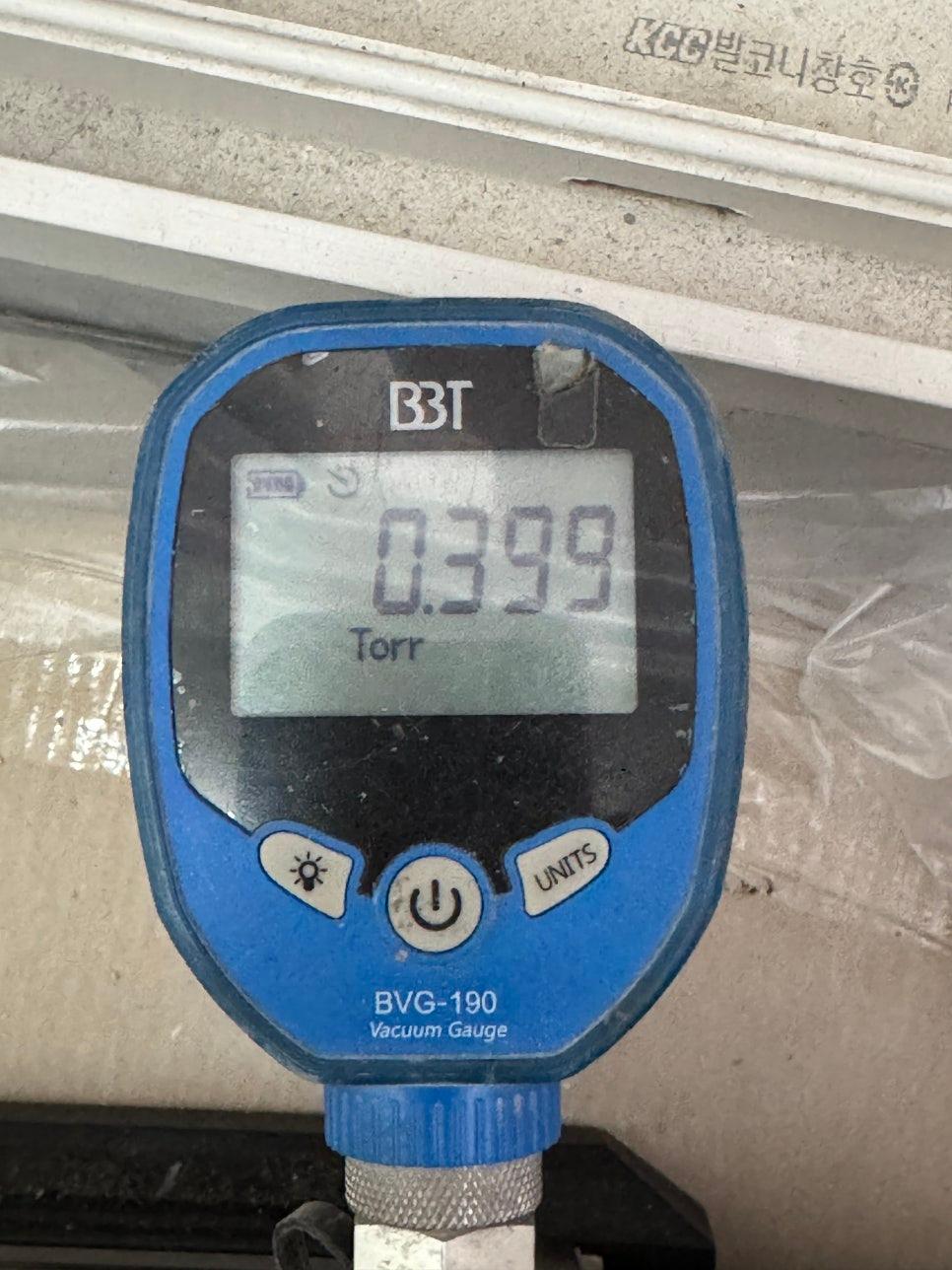 0.399 Torr가 표시된 BVG-190 진공계기