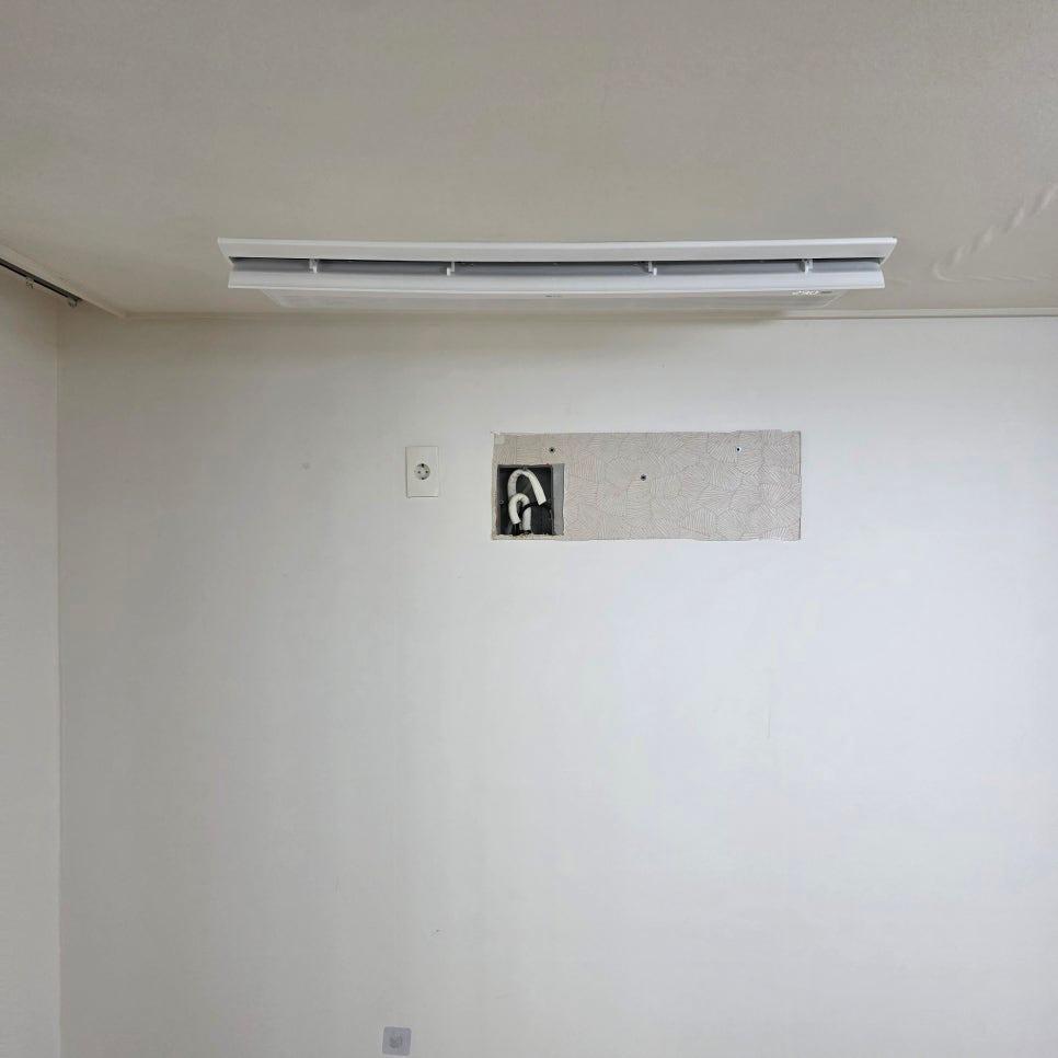 전선 구멍과 소켓이 보이는 천장 매립 공정