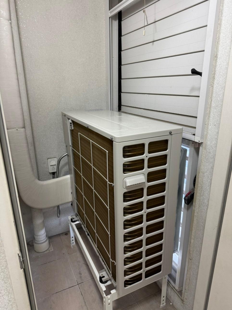 벽면 기기와 배관 및 전기 소켓 노출 상태