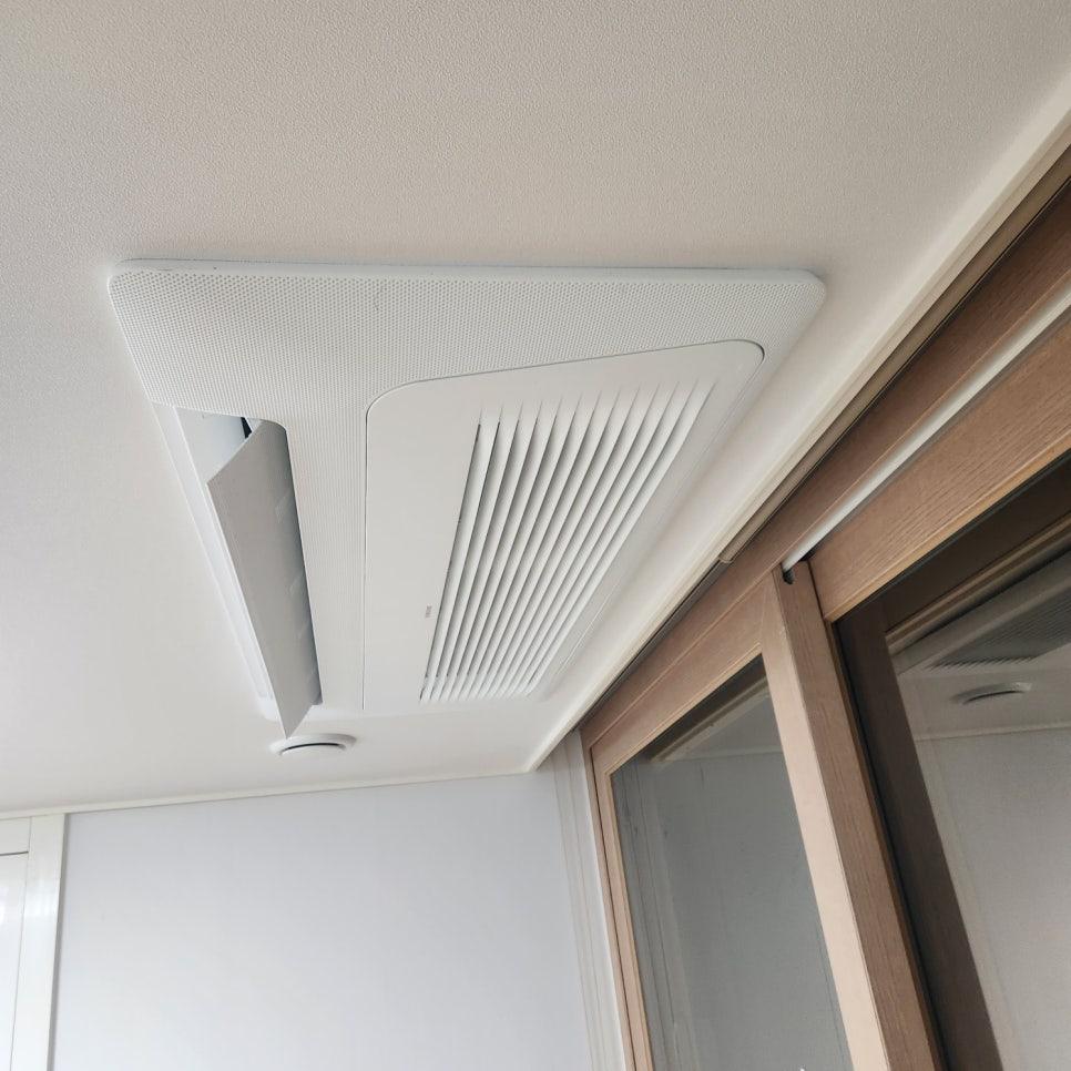 흰색 통풍 장치와 나무 티타늄 도어 마감