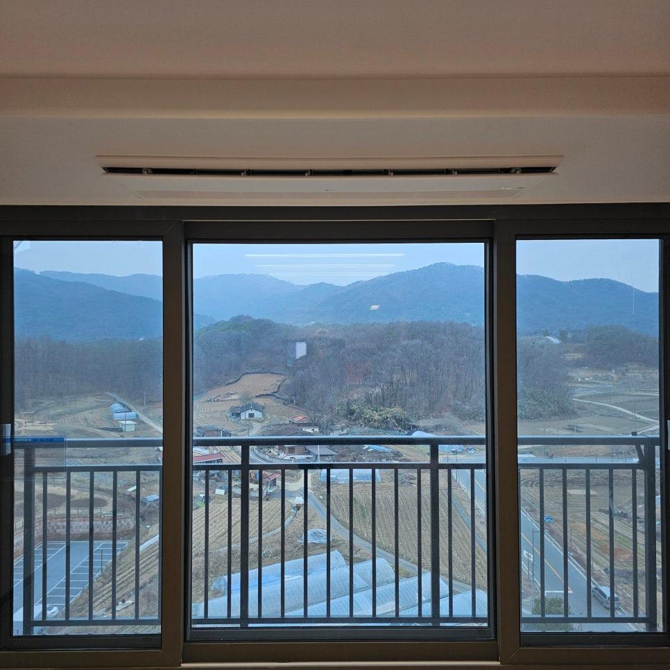 레일형 난간이 설치된 발코니 공간