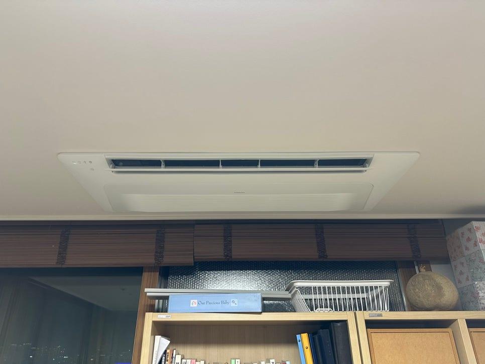서재 내 목재 수납장과 천장 에어컨