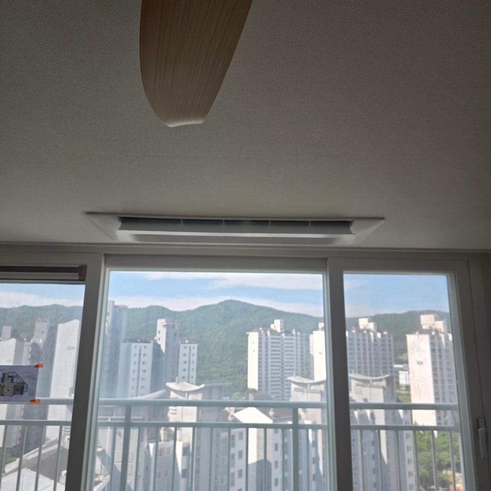 천장 공기순환기와 창밖 풍경