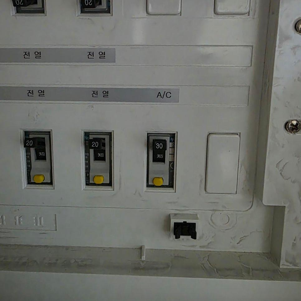 전열 및 A/C 라벨이 부착된 스위치 박스