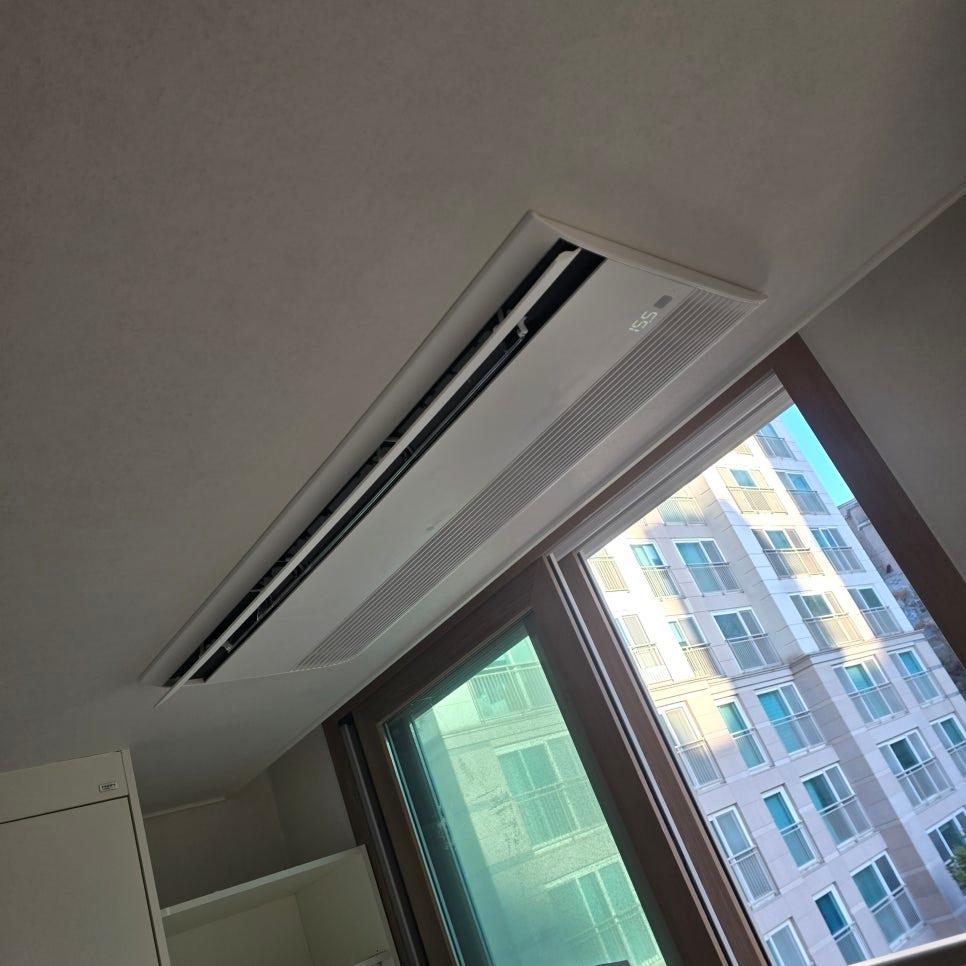 천장 에어컨과 창밖 건물 풍경