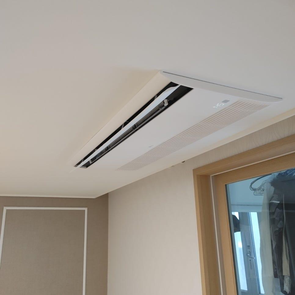 천장에 설치된 실내기와 문틀 주변
