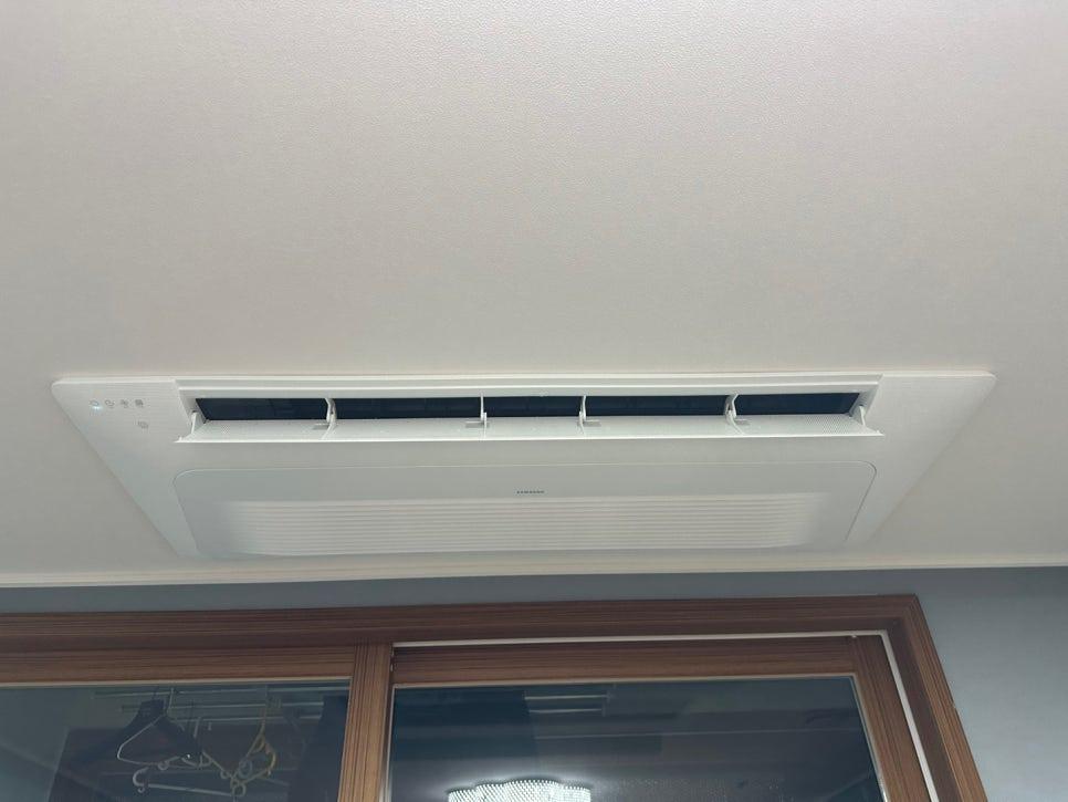 나무 테두리 창문과 천장 에어컨