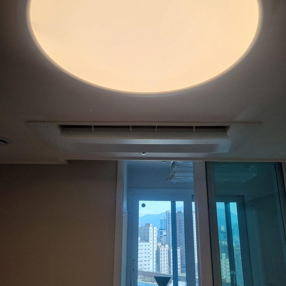 천장 조명과 나란히 매립된 시스템에어컨 실내기