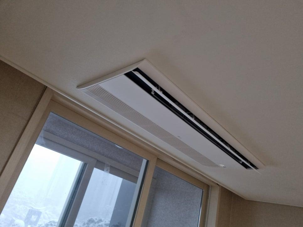 천장 공기 순환기와 창문이 보이는 실내