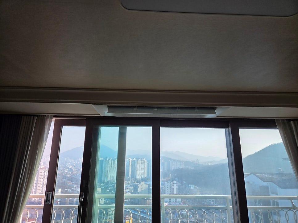 창호와 커튼이 있는 실내의 정밀 설계 단계