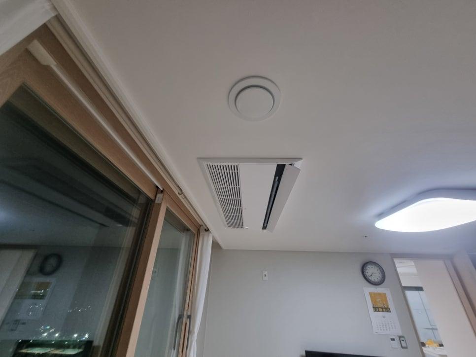 천장 공기 순환기와 라운드 조명이 있는 공간