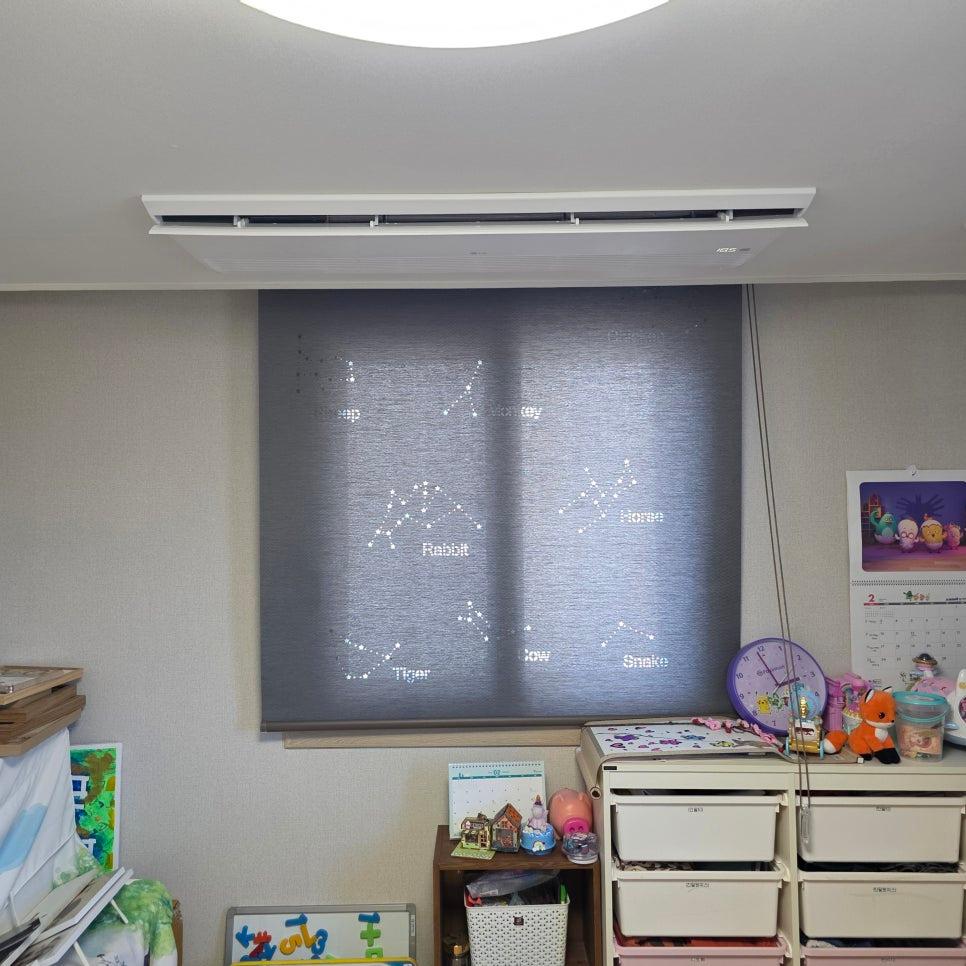 별자리 그림 벽면 위로 에어컨이 설치된 아이방
